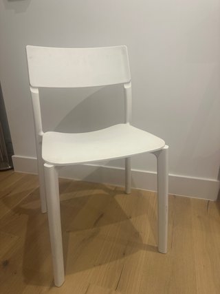 Silla IKEA de plástico duro blanca