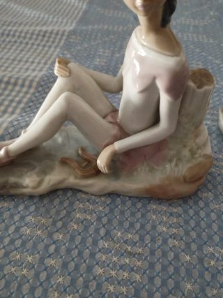 2 Figuras Porcelana Mujer Sentada,.marca CASADES