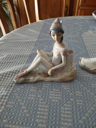 2 Figuras Porcelana Mujer Sentada,.marca CASADES