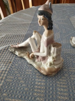 2 Figuras Porcelana Mujer Sentada,.marca CASADES