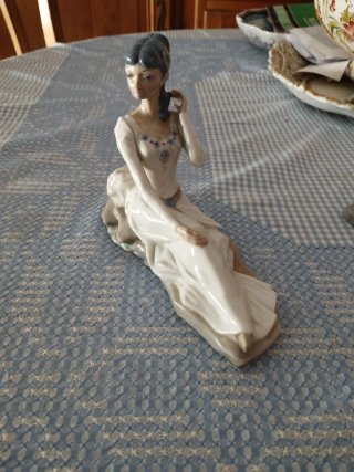 2 Figuras Porcelana Mujer Sentada,.marca CASADES