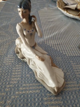 2 Figuras Porcelana Mujer Sentada,.marca CASADES