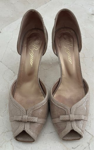 Zapatos Beguer beige tacón peep toe