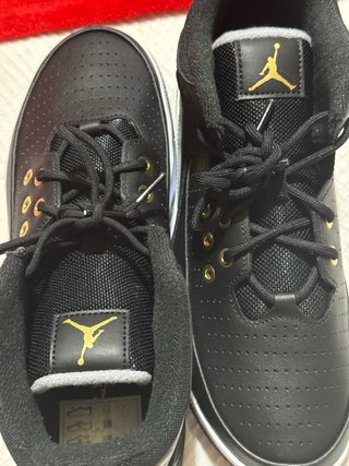 Air Jordan Max Aura 5 Negro Metálico Dorado