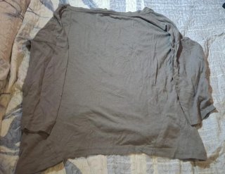 Camiseta gris con letras rosas What The Hell