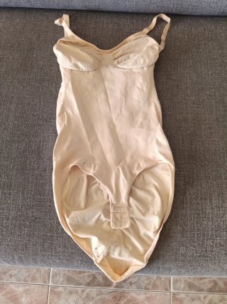 Body interior beige con broches