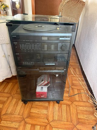 Minicadena Sharp con tocadiscos y vinilos