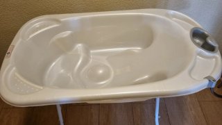 Bañera bebé ergonómica blanca con patas
