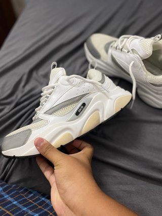 Zapatos Dior grises y blancos