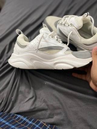Zapatos Dior grises y blancos