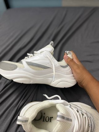 Zapatos Dior grises y blancos