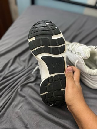 Zapatos Dior grises y blancos