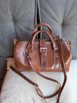 Bolso de piel marrón. Marca desconocida