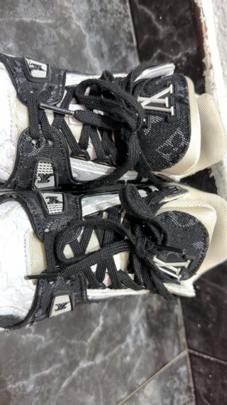 Zapatillas Louis Vuitton Negras y Blancas