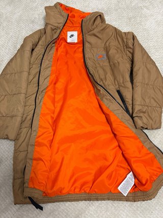 Abrigo largo Nike marrón con capucha naranja