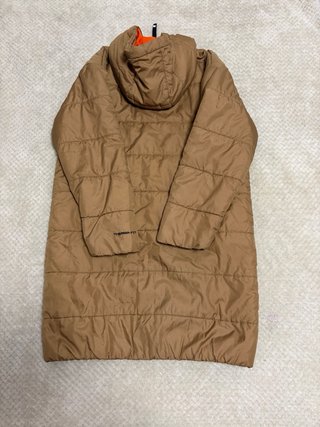 Abrigo largo Nike marrón con capucha naranja