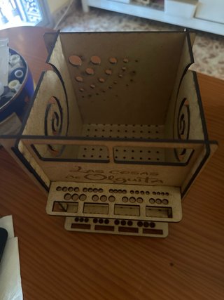 Caja de madera personalizada.