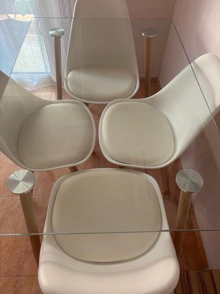 Mesa de comedor y 4 sillas