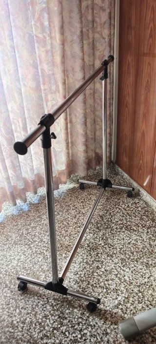 Perchero- burro metálico con ruedas, ajustable.
