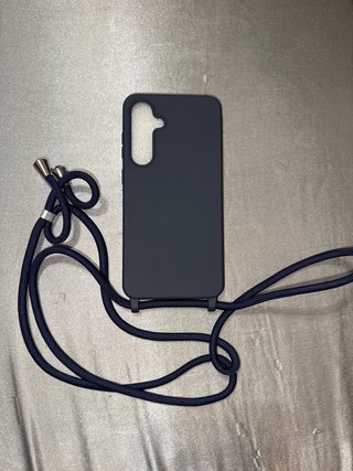 Funda negra Samsung Galaxy S24 FE con correa