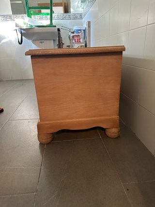 Baúl de madera de pino con decoración