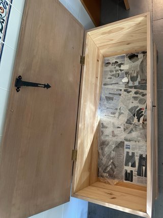 Baúl de madera de pino con decoración