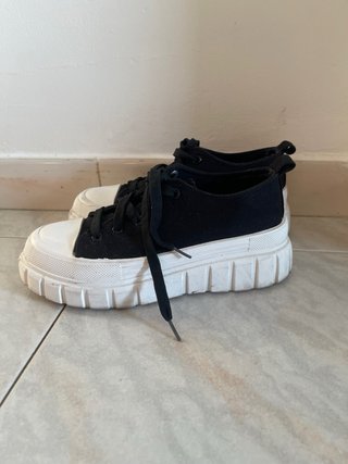 Sneakers nere con suola bianca
