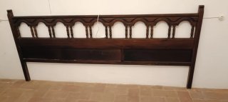 Cabecero de madera marrón