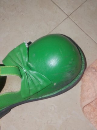 Zapato de payaso de cuero verde