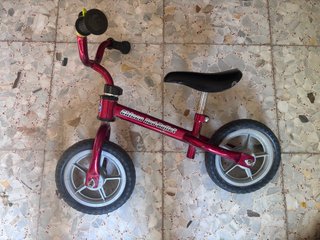 Bici de equilibrio roja para niño