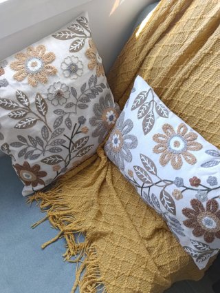 Conjunto 2 Cojines bordados y Manta de Sofá.