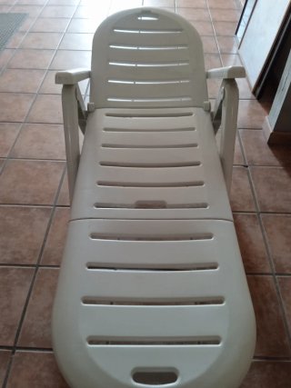 Tumbonas de plástico blancas