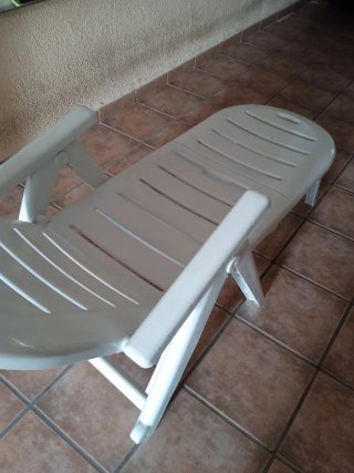 Tumbonas de plástico blancas