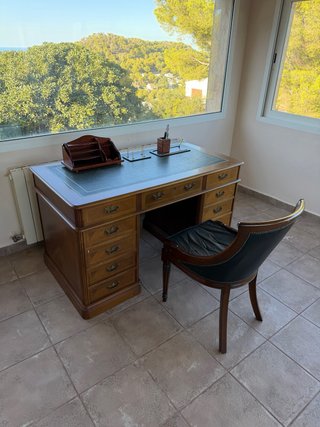 Escritorio de madera y cuero