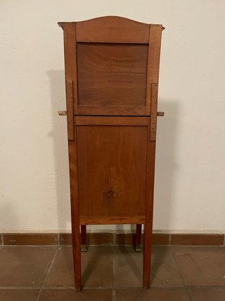 Mesilla de noche antigua de madera y mármol