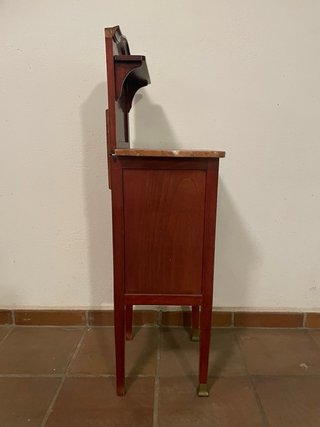 Mesilla de noche antigua de madera y mármol