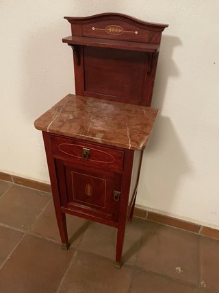 Mesilla de noche antigua de madera y mármol
