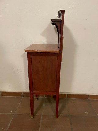 Mesilla de noche antigua de madera y mármol