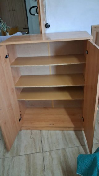 Armario de madera con puertas