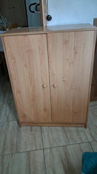 Armario de madera con puertas