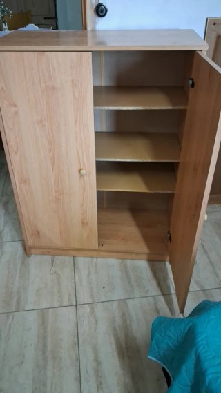 Armario de madera con puertas