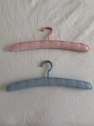 2 Perchas Acolchadas Cuadros Vichy