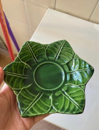 Plato decorativo hoja cerámica verde
