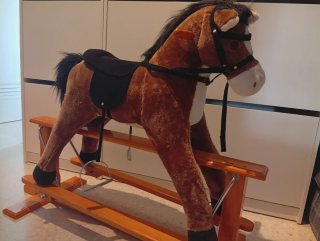 Caballito balancín de peluche y madera