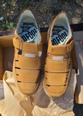 Sandalias de piel marrón para hombre