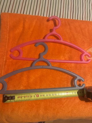 Lote de 20 perchas infantiles de plástico