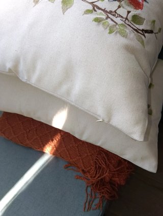 Cojines bordados con pájaros y manta de sofá