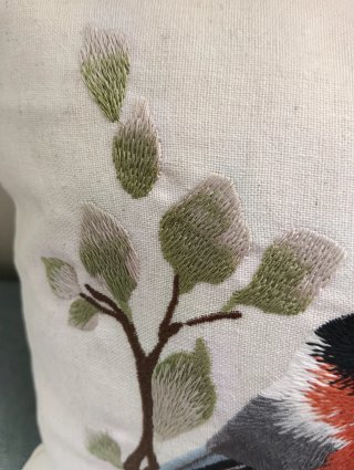 Cojines bordados con pájaros y manta de sofá