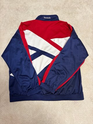 Chaqueta deportiva Reebok azul y roja