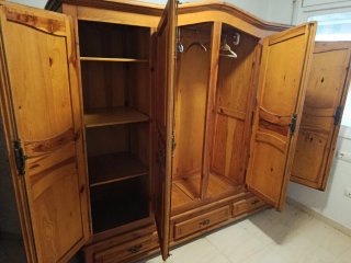 Armario de madera maciza